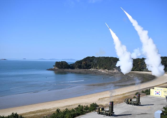 공군미사일방어사령부가 주관한 미사일방어 사격대회 중 2대의 천궁 발사대에서 각각의 목표물을 향해 요격미사일이 발사되고 있다. 부대 제공