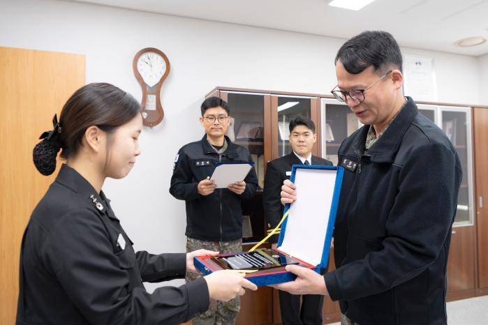 해군본부 주관 ‘2025년 의무대급 의료관리평가’에서 최우수 의무부대로 선발된 해군교육사령부 의무대대를 대표해 진하은(왼쪽) 간호과장이 11일 김강한 해군본부 의무실장으로부터 상패를 받고 있다. 부대 제공