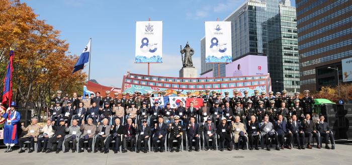 11일 서울 종로구 광화문 이순신 장군상 앞 특설무대에서 개최된 ‘제80주년 해군 창설기념식’에서 강동길 해군참모총장, 성일종 국회 국방위원장을 비롯한 참석자들이 기념촬영을 하고 있다. 조종원 기자
