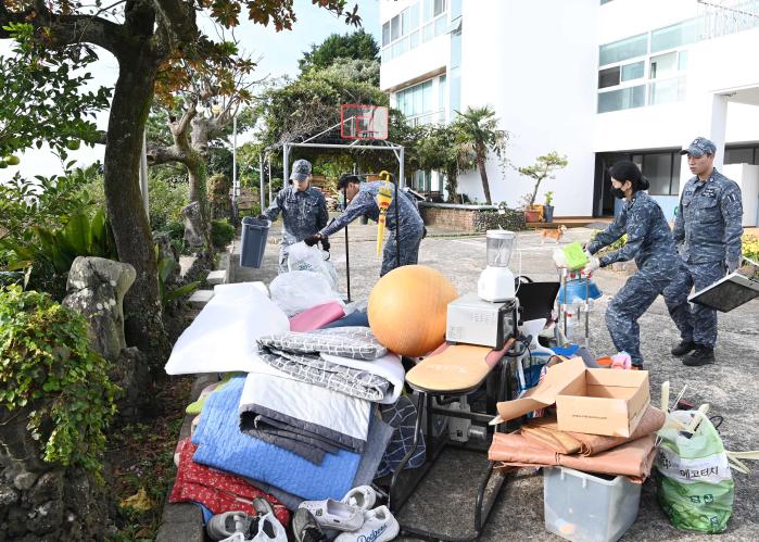 해군기동함대 강감찬함 장병들이 제주 서귀포시 제남아동센터에서 시설물을 정비하며 봉사활동을 하고 있다. 사진 제공=김병훈 상사