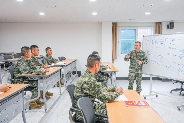 해병대6여단 포병대대의 영어 동아리 ‘알파벳 포’ 소속 장병들이 백명선 대대장의 열강을 들으며 토익 공부를 하고 있다. 부대 제공