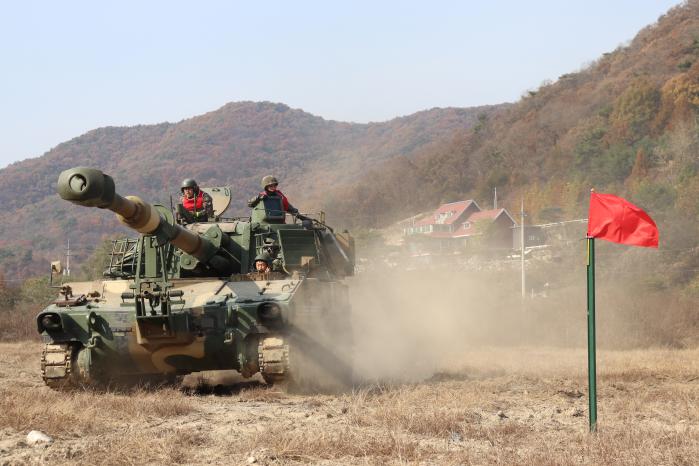 육군5보병사단 명문포병여단 K55A1 자주포가 포술경연대회 중 목표 지점으로 기동하고 있다. 부대 제공