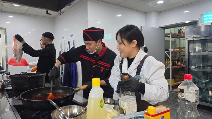 육군1군수지원여단 교관이 조리병에게 소스 만드는 법을 알려주고 있다. 부대 제공