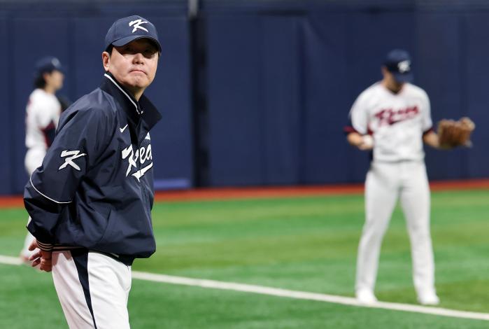 류지현 한국 야구대표팀 감독이 11일 서울 고척스카이돔에서 선수들의 훈련을 지켜보고 있다. 야구대표팀은 오는 15일과 16일 일본 도쿄돔에서 일본 대표팀과 평가전을 치를 예정이다. 연합뉴스