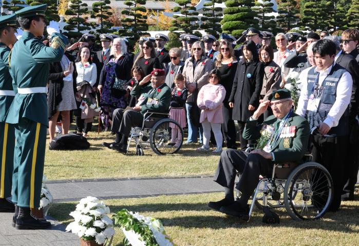참전용사와 유가족, 후손, 외교사절 등이 전우가 잠든 묘역을 찾아 참배하고 있다.