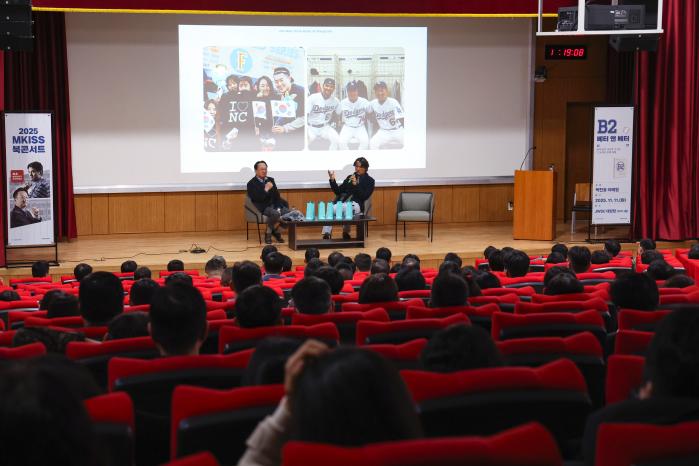 11일 서울 용산구 합동전쟁수행모의본부 대강당에서 열린 엠키스 북콘서트에서 한국인 최초 메이저리거 ‘코리안특급’ 박찬호(오른쪽)와 이태일 전 NC 다이노스 대표가 대담하고 있다. 이경원 기자