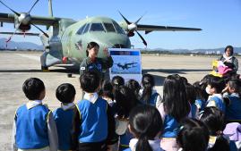 공군5공중기동비행단 조종사가 한국스카우트 부산연맹 어린이들에게 CN-235 항공기를 소개하고 있다. 사진 제공=고미숙 상사