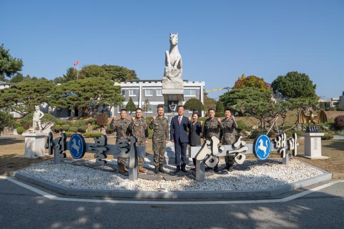 강준수(가운데) 한화에어로스페이스 임원과 권영우(왼쪽 셋째) 육군9사단장 직무대리 등 관계자들이 위문금 전달식이 끝난 뒤 기념촬영하고 있다. 한화에어로스페이스 제공