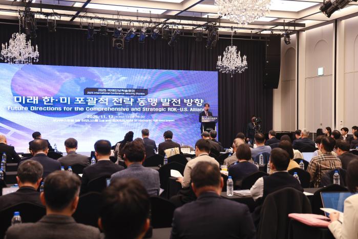 12일 열린 ‘2025 국제안보학술회의’에서 박영준 국방대학교 국가안전보장문제연구소장이 개회사를 하고 있다. 이경원 기자