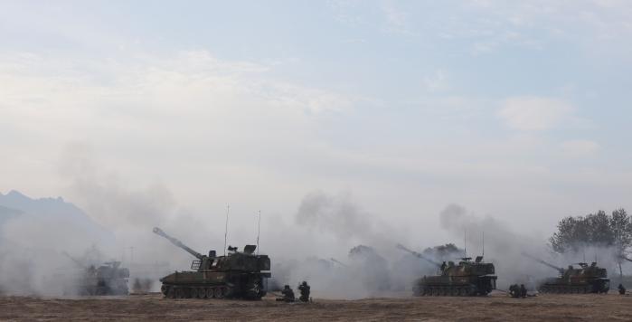 육군6보병사단 청성포병여단 장병들이 포탄 사격훈련을 하고 있다. 사진 제공=임민규 대위