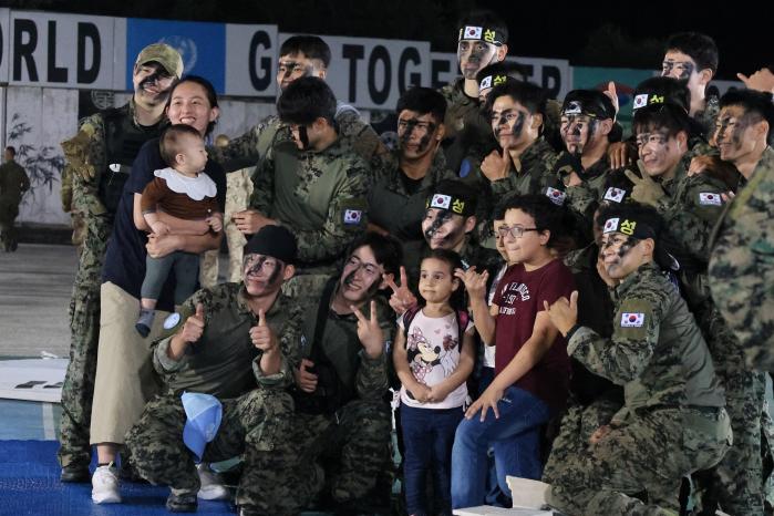 동명부대가 실시한 지역주민과 교민 초청 행사에서 참석자들이 즐거운 시간을 보내고 있다. 부대 제공