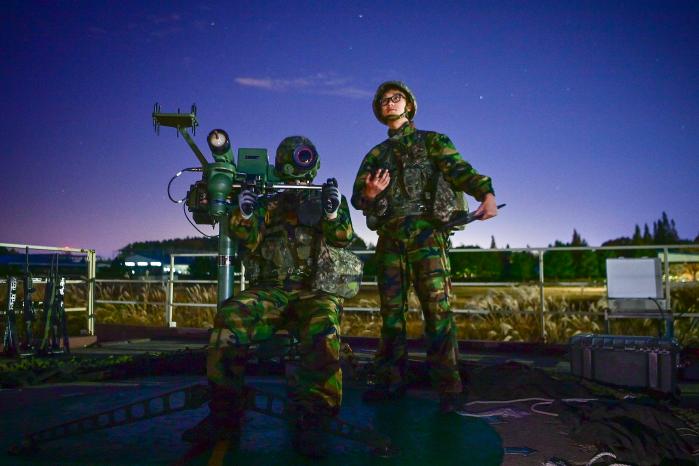 공군20전투비행단이 지난 10~12일 진행한 25-3차 전투태세훈련(ORE)에서 대공방어대원들이 기지방호훈련을 하고 있다. 사진 제공=최지석 하사