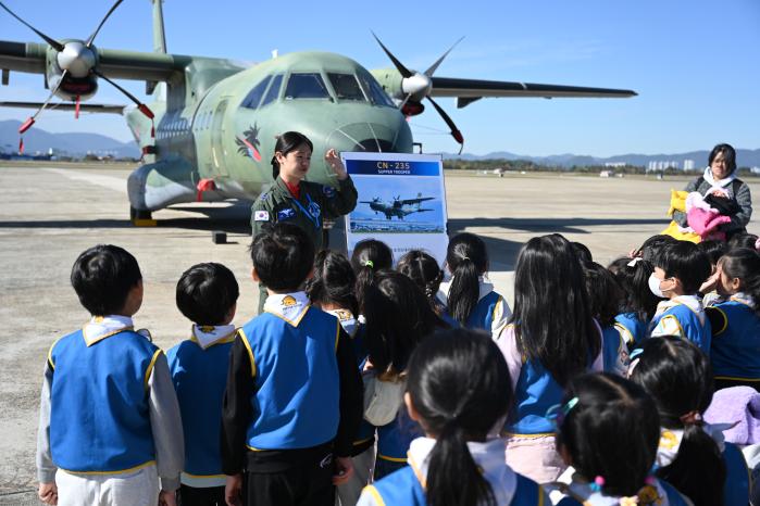 공군5공중기동비행단 조종사가 한국스카우트 부산연맹 어린이들에게 CN-235 항공기를 소개하고 있다. 사진 제공=고미숙 상사