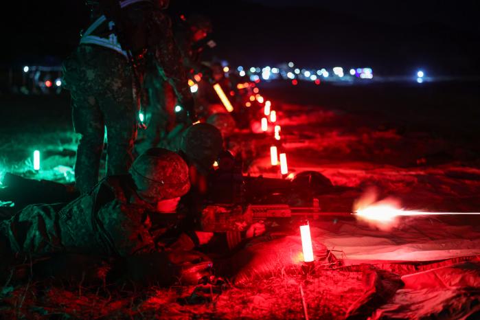 육군23경비여단 장병들이 11일 밤 강원 강릉시 옥계해변 일대에서 '지·해·공 합동훈련'의 하나로 열린 대해상 특수작전 중 개인화기를 이용해 해상에 있는 적을 격멸하고 있다. 