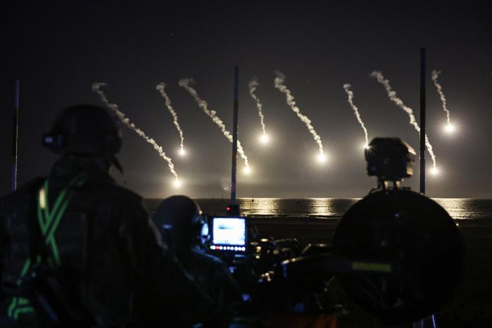 수리온(KUH-1) 헬기의 조명탄 지원을 받은 여단 장병들이 발칸을 운용하는 모습.