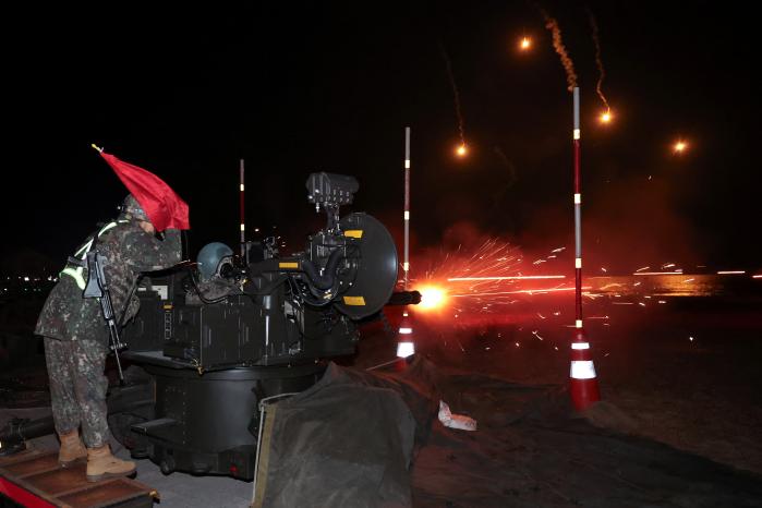 육군23경비여단 장병들이 11일 강원 강릉시 옥계해변 일원에서 ‘지·해·공 합동훈련’의 하나로 열린 대해상 특수작전 중 발칸을 이용해 해상에 있는 적을 격멸하고 있다. 이윤청 기자