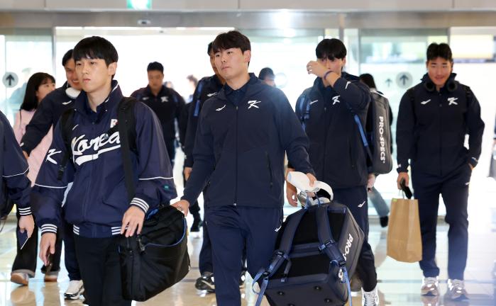 오는 15~16일 도쿄돔에서 일본과 평가전을 치르는 야구 대표팀 선수들이 12일 일본으로 떠나기 위해 김포국제공항 출국장에 들어서고 있다. 연합뉴스