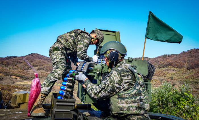 해병대2사단 상륙장갑차대대 KAAV 승무원들이 11일 진강산 일대에서 사격훈련을 앞두고 장비를 점검하고 있다. 부대 제공