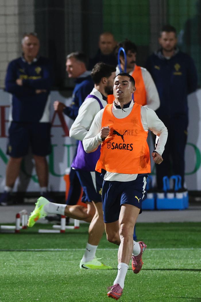 크리스티아누 호날두가 12일(한국시간) 포르투갈 리스본 외곽의 오에이라스에 위치한 풋볼 시티 경기장에서 아일랜드와 2026 북중미 월드컵 예선 경기를 앞두고 훈련을 하고 있다. EPA·연합뉴스