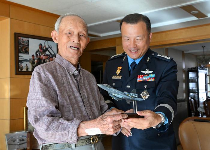 ±è±¤¿ì(¿À¸¥ÂÊ) °ø±º18ÀüÅõºñÇà´Ü ºÎ´ÜÀåÀÌ 11ÀÏ 6¡¤25ÀüÀï ´ç½Ã ¡®½ÂÈ£¸® ö±³ ÆøÆÄ ÀÛÀü¡¯ µî¿¡ Ãâ°ÝÇß´ø ±èµÎ¸¸ Àü °ø±ºÂü¸ðÃÑÀåÀÇ ÀÚÅÃÀ» ¹æ¹®ÇØ KF-21 ¸ðÇüÀ» Àü´ÞÇϰí ÀÖ´Ù. »çÁø Á¦°ø=ÀåÇü¼® ÇÏ»ç