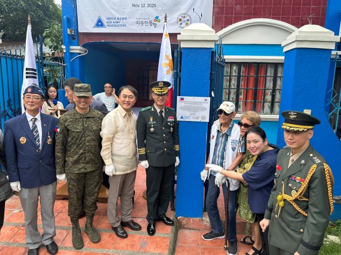 육군인사사령부가 12일(현지시간) 필리핀에서 개최한 6·25전쟁 필리핀 참전용사 대상 나라사랑 보금자리 준공식에서 참석자들이 기념촬영을 하고 있다. 부대 제공