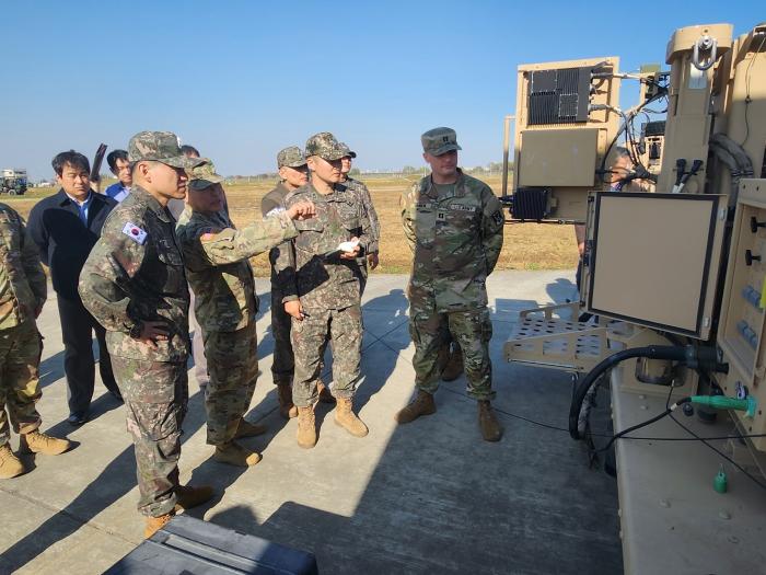 이만희(맨 왼쪽) 육군방공학교장을 비롯한 한미 장병들이 12일 캠프 험프리스 내 훈련장에서 연합 방공 전술토의를 하고 있다. 부대 제공