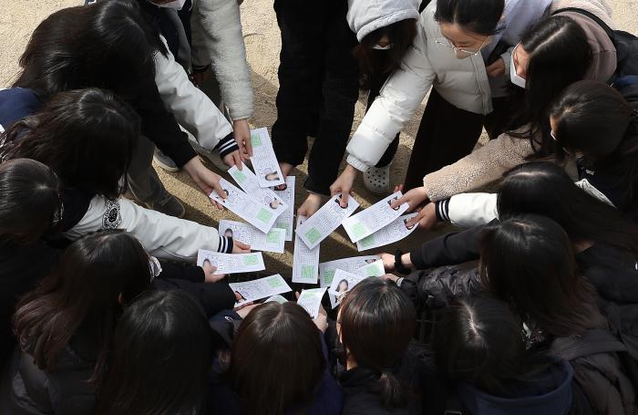 2026학년도 대학수학능력시험(수능) 예비 소집일인 12일 대구 수성구 정화여고에서 고3 수험생들이 수험표를 받은 후 친구들과 각오를 다지고 있다. 연합뉴스