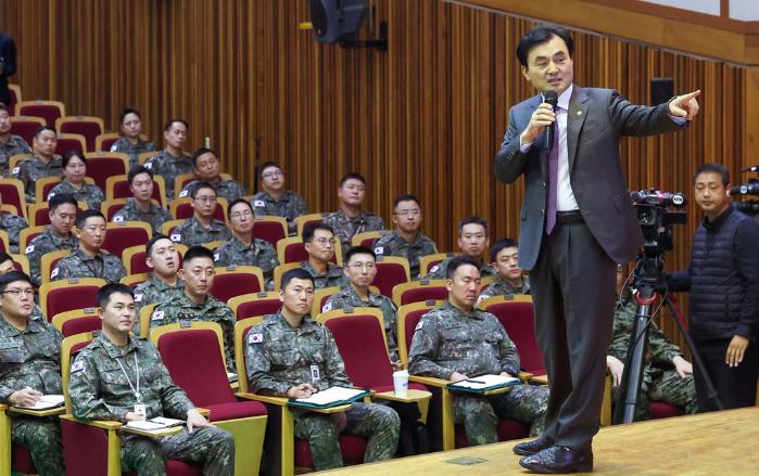 안규백 국방부 장관이 지난 10일 육군대학에서 ‘25-5기 중령 지휘참모과정’ 학생장교들에게 특별강연을 하고 있다.  한재호 기자