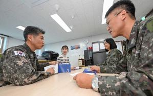 13일 해군 인천해역방어사령부에서 예방감찰관 홍영오(왼쪽) 원사가 장병들에게 ‘찾아가는 청렴교육’을 하고 있다. 사진 제공=윤승호 하사