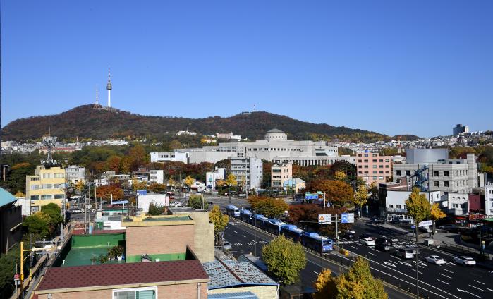 삼각지역 한복판을 가로지르는 사거리. 과거 ‘미니 군사도시’였던 삼각지는 이제 다양한 문화를 즐길 수 있는 국민명소로 변모 중이다.