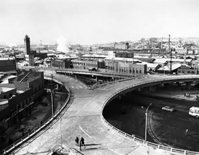 과거 대한민국 유일의 입체교차로인 삼각지로터리. 서울역사박물관 제공