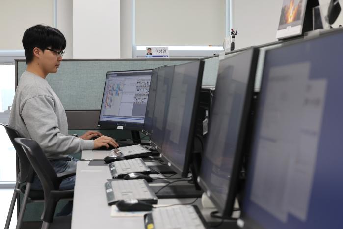 지면 편집 업무를 수행하고 있는 편집기자.