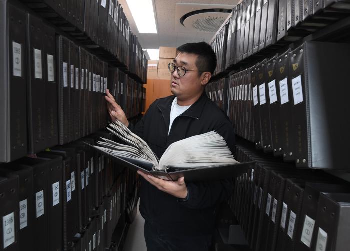 소장 중인 자료를 사진기자가 살펴보고 있다.