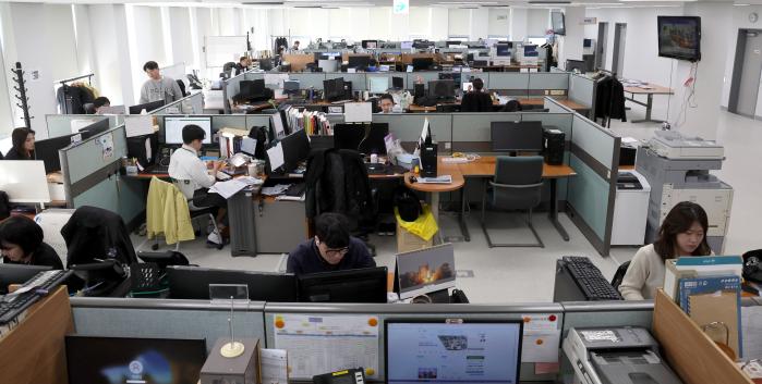 국방일보 뉴스룸 전경. 국방일보를 구성하는 취재팀, 편집팀, 디지털콘텐츠팀 기자들이 업무를 하고 있다. 