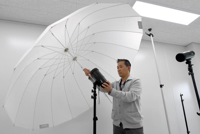 조명 장비를 정비하고 있는 사진기자.