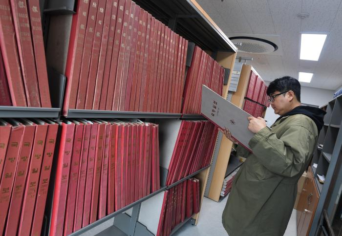 과거 국방일보 기사를 확인하는 취재기자.