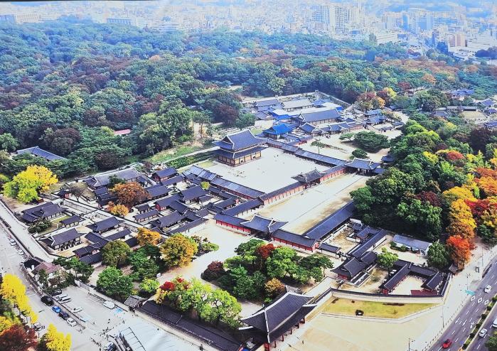 창덕궁을 부감촬영한 사진. 뒤쪽으로 펼쳐진 숲 공간이 후원이다. 국가유산청 제공