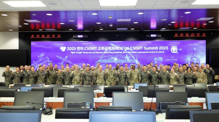 진영승 합동참모의장과 제이비어 브런슨 한미연합군사령관 등 한미 군 주요 관계관들이 13일 ‘2025년 한미 C5ISRT 고위급회의’에서 기념사진을 찍고 있다. 부대 제공