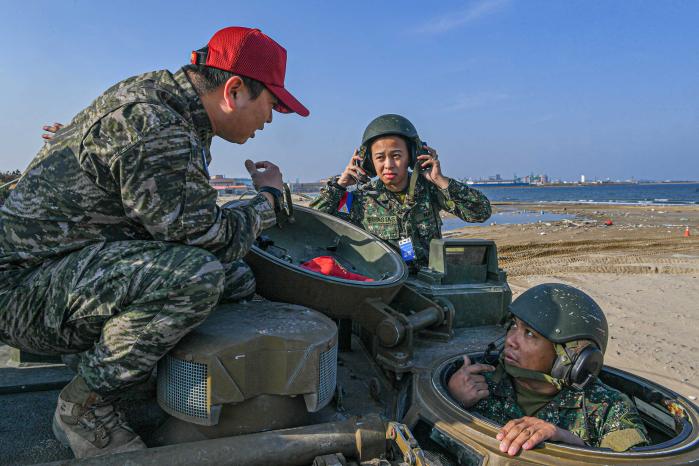 해병대교육훈련단 KAAV 운용자과정 수탁교육에 참가한 필리핀 해병대 장병들이 KAAV 조종술을 숙달하고 있다. 사진 제공=이민주 하사