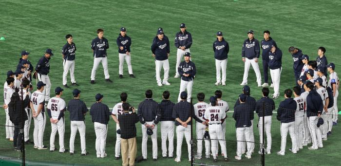 한국 야구대표팀 류지현 감독과 선수들이 13일 일본 도쿄돔에서 첫 훈련에 앞서 대화하고 있다. 연합뉴스