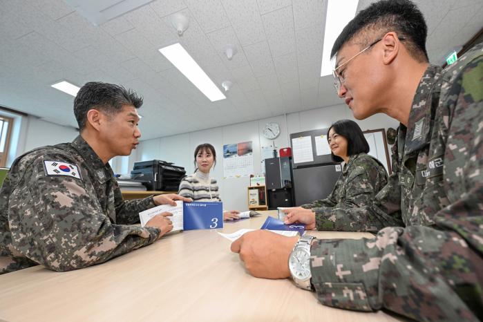 13일 해군 인천해역방어사령부에서 예방감찰관 홍영오(왼쪽) 원사가 장병들에게 ‘찾아가는 청렴교육’을 하고 있다. 사진 제공=윤승호 하사