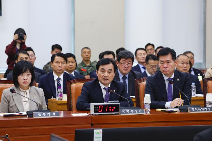 안규백(앞줄 가운데) 국방부 장관이 13일 국회 국방위원회 전체회의에서 질의에 답변하고 있다. 이경원 기자