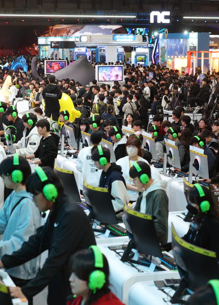 13일 부산시 벡스코에서 개막한 국내 최대 게임쇼 ‘2025 지스타’에서 관람객들이 게임을 즐기고 있다. 지스타는 16일까지 총 44개국, 1273개사, 3269부스 규모로 열린다. 연합뉴스