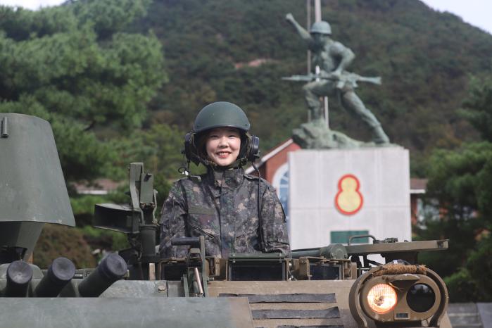 육군8기동사단 정보참모처 박지민 군무주무관이 K200 장갑차 위에서 포즈를 취하고 있다. 사진제공=정기철 상사