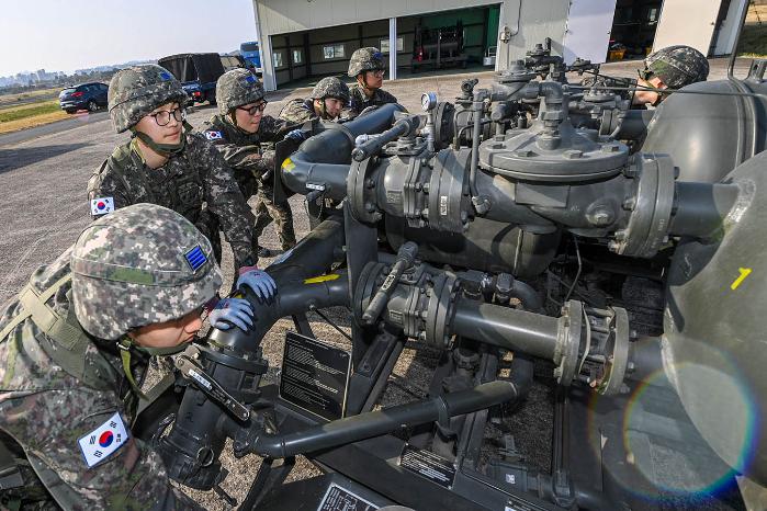 공군11전투비행단 장병들이 지난 13일 항공유 지속 지원 능력 향상을 위한 비상급유훈련을 하고 있다. 부대 제공