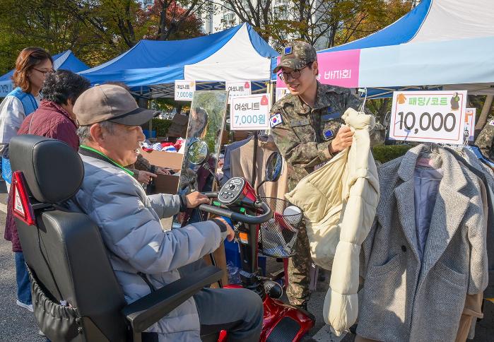 공군15특수임무비행단 장병이 지역 저소득 가정을 위해 열린 ‘희망나눔 바자회’에서 봉사활동을 하고 있다. 사진 제공=김동범 상사