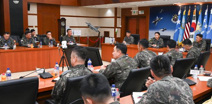 지난 14일 공군작전사령부 대회의실에서 김형수 사령관 주관으로 열린 ‘공군작전 발전 콘퍼런스’ 중 참석자들이 의견을 교환하고 있다. 부대 제공