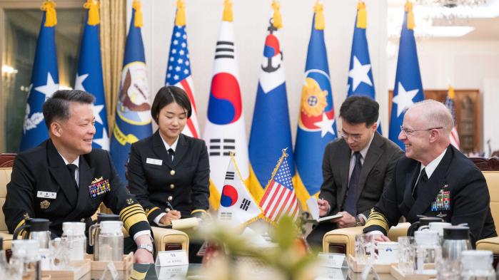강동길(왼쪽) 해군참모총장과 대릴 커들 미 해군참모총장이 지난 14일 서울에서 만나 양국 해군 군사협력 증진방안을 논의하고 있다. 해군 제공