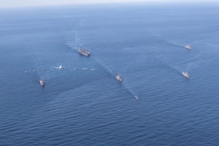 한미 해군 함정과 항공기 등 전력이 동해 해상에서 연합 해상훈련을 하고 있다. 해군 제공