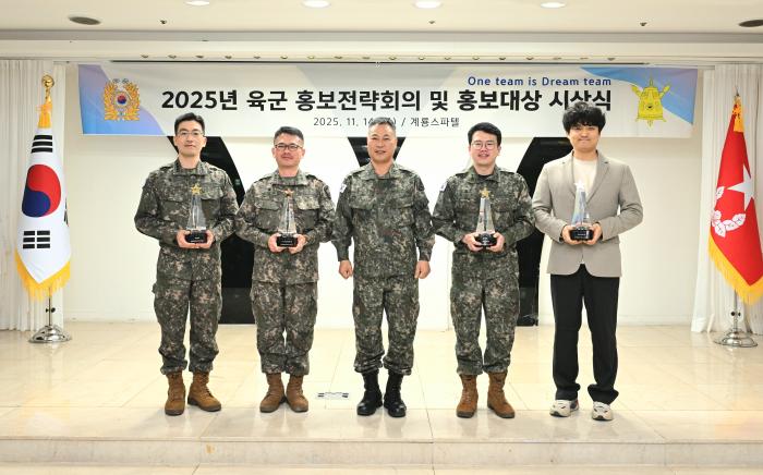 육군이 지난 14일 개최한 ‘2025년 육군 홍보전략회의 및 홍보대상 시상식’에서 박성훈(가운데) 정훈실장과 상을 받은 부대 관계자들이 기념촬영을 하고 있다. 육군 제공